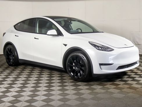 Used 2023 Tesla Model Y AWD image 50