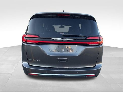 Used 2023 Chrysler Pacifica Touring-L image 4