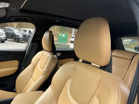 Used 2019 Volvo XC60 T5 Momentum w/ Multimedia Package image 15