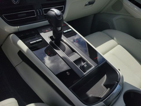 Used 2024 Porsche Macan AWD/4WD image 20