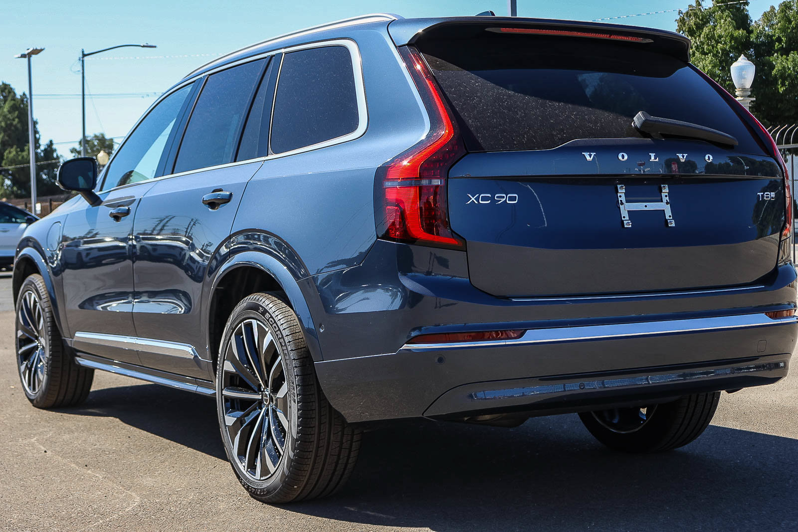 New 2026 Volvo XC90 T8 Plus w/ Protection Package Premier AWD/4WD image 6