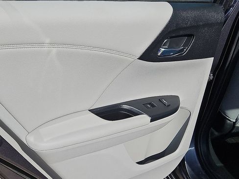 Used 2017 Honda Accord Touring image 16