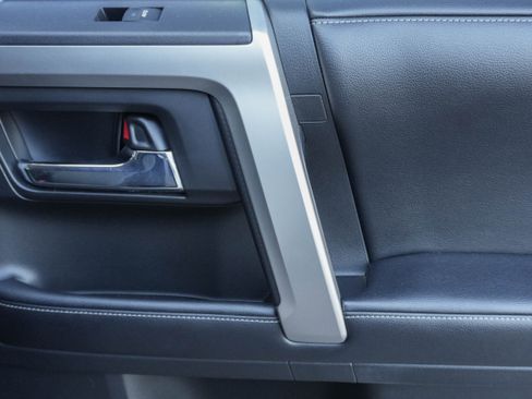 Used 2018 Toyota 4Runner SR5 Premium image 28