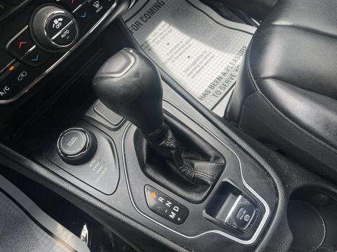 Used 2019 Jeep Cherokee Latitude Plus w/ Comfort/Convenience Group AWD/4WD image 28
