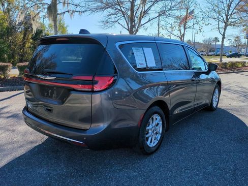 Used 2023 Chrysler Pacifica Touring-L image 5
