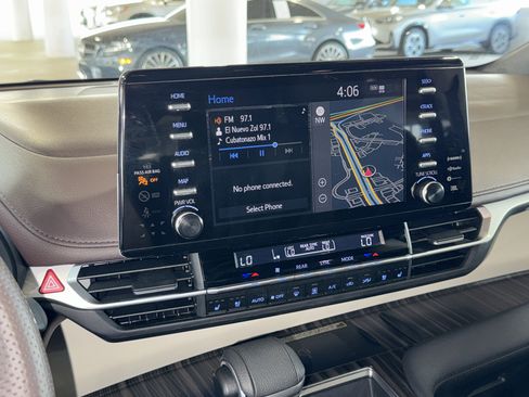 Used 2024 Toyota Sienna Platinum image 25