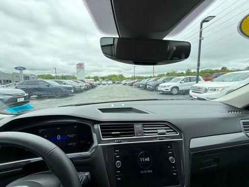 Used 2022 Volkswagen Tiguan SE AWD/4WD image 30