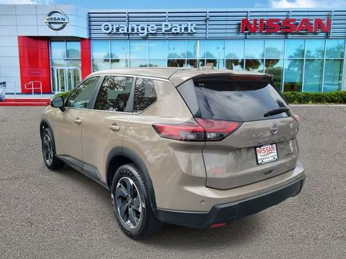 Used 2024 Nissan Rogue SV image 3