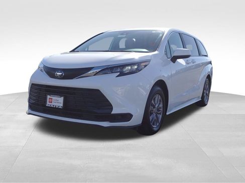 Certified 2025 Toyota Sienna LE image 8