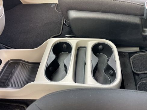 Used 2023 Chrysler Voyager LX image 14