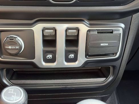 Used 2019 Jeep Wrangler Sport AWD/4WD image 32