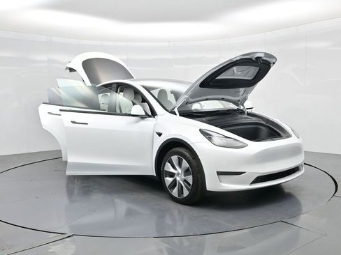 Used 2023 Tesla Model Y Long Range image 23