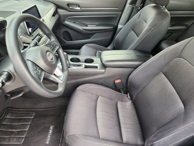 Used 2025 Nissan Altima 2.5 SV FWD image 13