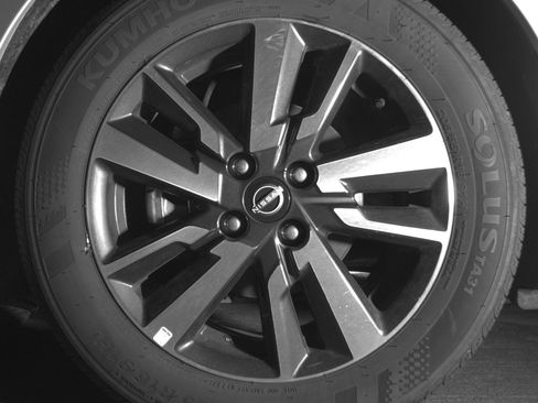 Used 2025 Nissan Versa SV FWD image 12