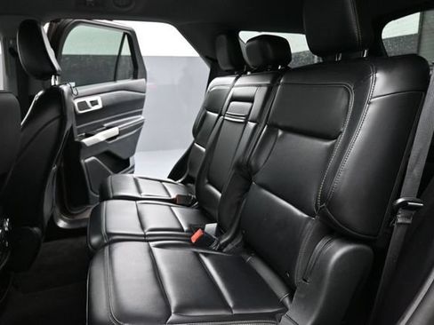 Used 2021 Ford Explorer XLT w/ Equipment Group 202A AWD/4WD image 17