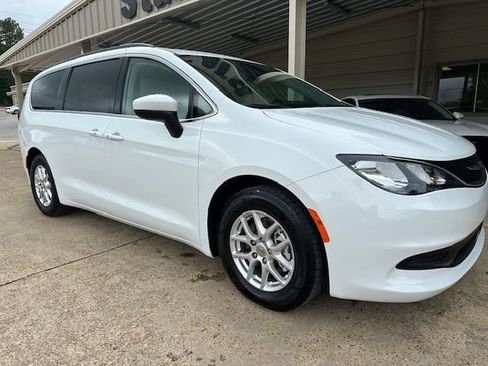 Used 2021 Chrysler Voyager Lxi image 2