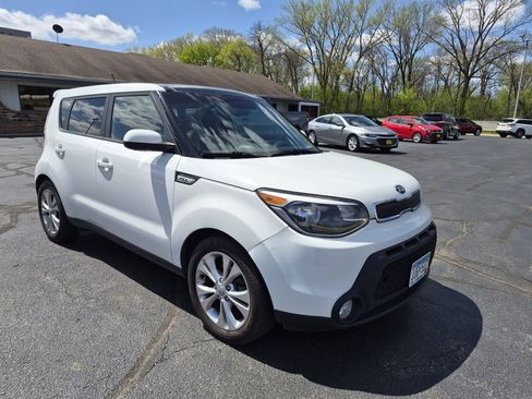 Used 2015 Kia Soul + w/ Primo Package FWD image 2