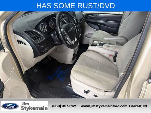 Used 2011 Chrysler Town & Country Touring w/ Entertainment Group #1 FWD image 18