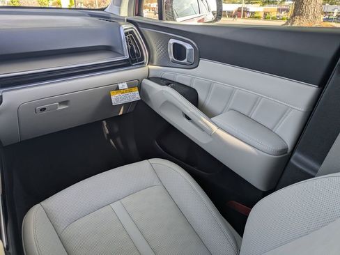 Used 2025 Kia Sorento SX image 17