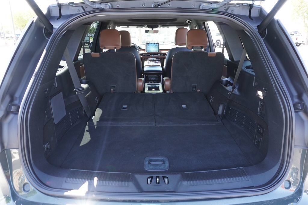 Used 2023 Lincoln Aviator Reserve w/ Equipment Group 201A RWD image 9