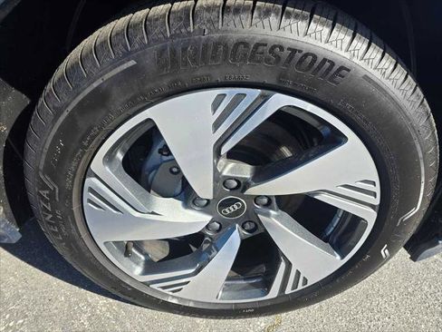 Used 2025 Audi Q6 e-tron Prestige image 9