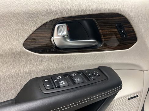 Used 2024 Chrysler Pacifica Limited w/ Uconnect Theater Family Group FWD image 26