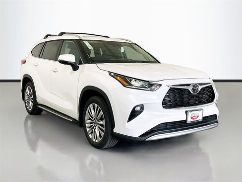 New 2025 Toyota Highlander Platinum image 3