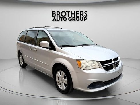 Used 2012 Dodge Grand Caravan SXT w/ UConnect Hands-Free Group FWD image 3