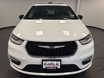 New 2026 Chrysler Pacifica Limited w/ Uconnect Theater Family Group