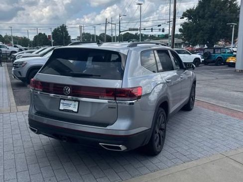 Used 2024 Volkswagen Atlas SE w/ Black Wheel Package AWD/4WD image 6
