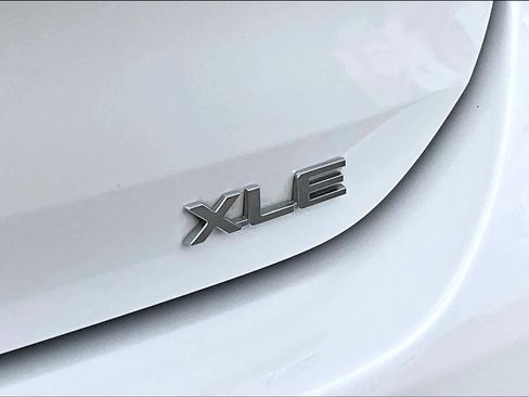 Used 2021 Toyota Highlander XLE FWD image 10