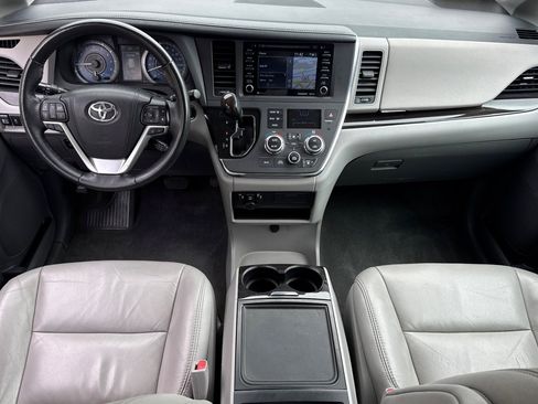 Used 2018 Toyota Sienna XLE w/ XLE Navigation Package FWD image 15