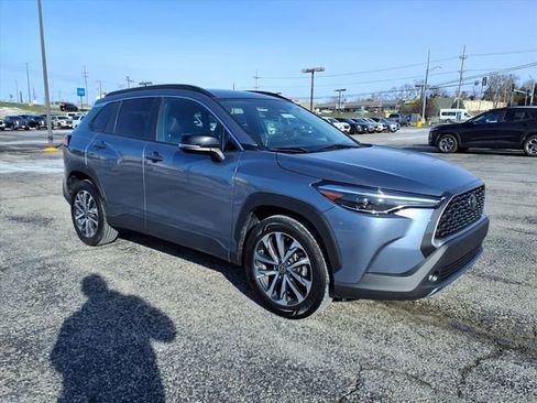 Used 2025 Toyota Corolla Cross XLE image 6