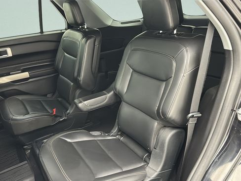 Used 2021 Ford Explorer XLT w/ Equipment Group 202A AWD/4WD image 8