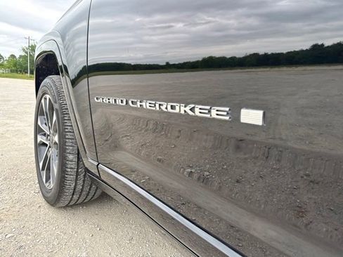 Used 2022 Jeep Grand Cherokee L Overland w/ Advanced Protech Group III RWD image 12