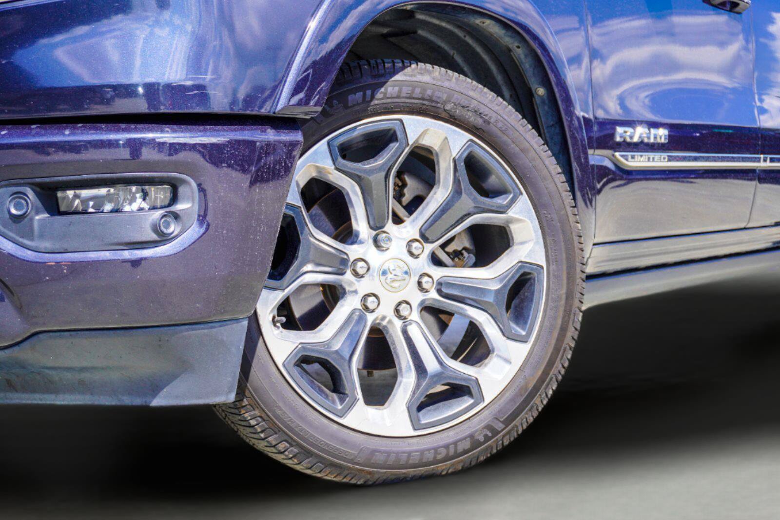 Used 2019 RAM 1500 Limited AWD/4WD image 2