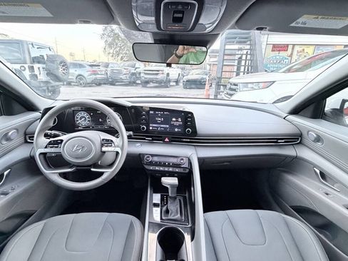 Used 2022 Hyundai Elantra SEL w/ Convenience + Premium Package FWD image 17