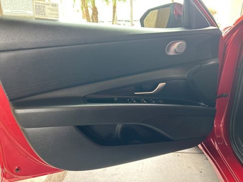 Certified 2025 Hyundai Elantra SE image 11