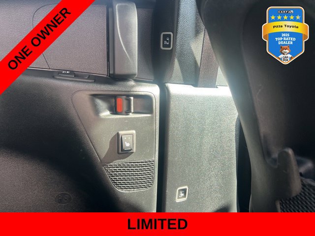 Used 2025 Chrysler Pacifica Limited FWD image 16