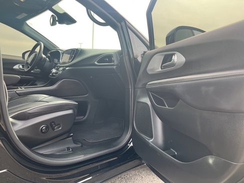 Used 2025 Chrysler Pacifica Limited image 18