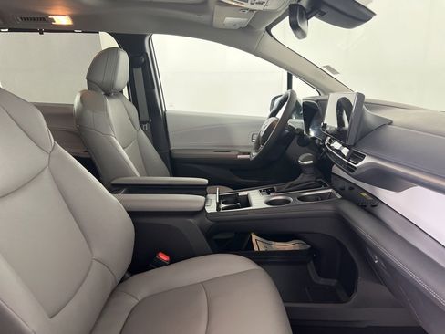 Used 2025 Toyota Sienna XLE image 16