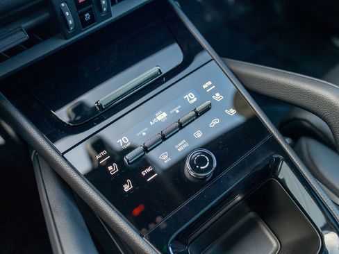 Used 2025 Porsche Cayenne image 20