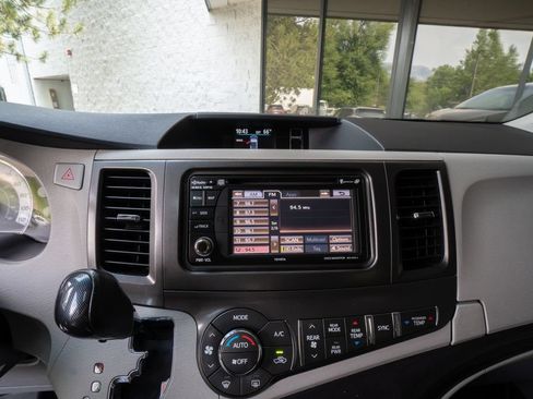 Used 2014 Toyota Sienna SE FWD image 12