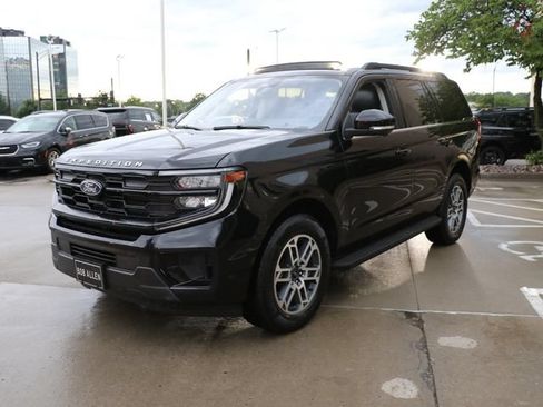 Used 2025 Ford Expedition Active RWD image 3