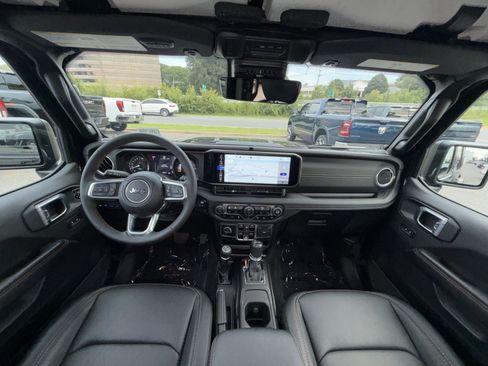 Used 2024 Jeep Wrangler Unlimited Sahara w/ Technology Group AWD/4WD image 23