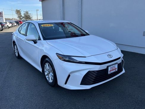 Used 2025 Toyota Camry LE image 4