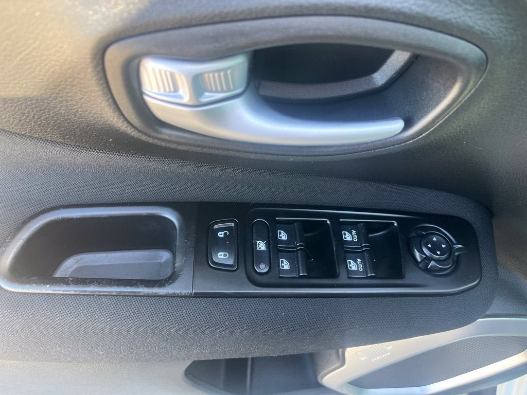 Used 2020 Jeep Renegade Latitude FWD image 16