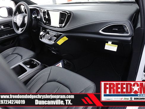 New 2026 Chrysler Pacifica Select image 12