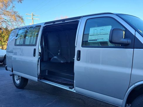 New 2025 Chevrolet Express 2500 image 30