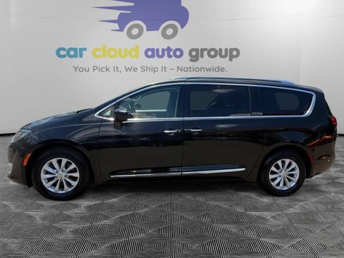 Used 2018 Chrysler Pacifica Touring-L FWD image 2